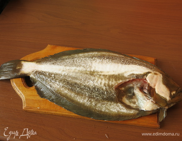 Камбалу потрошим и чистим. Делаем разрез для фарширования.