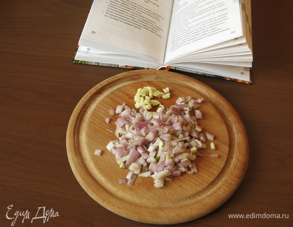 Нарезаем лук.