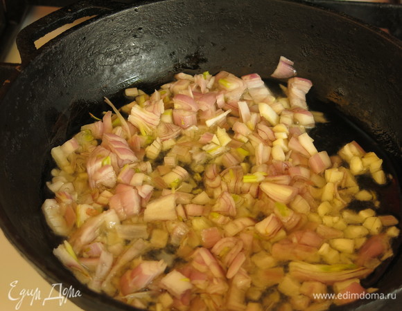 Разогреваем 2 ст. л. растительного масла и обжариваем лук.