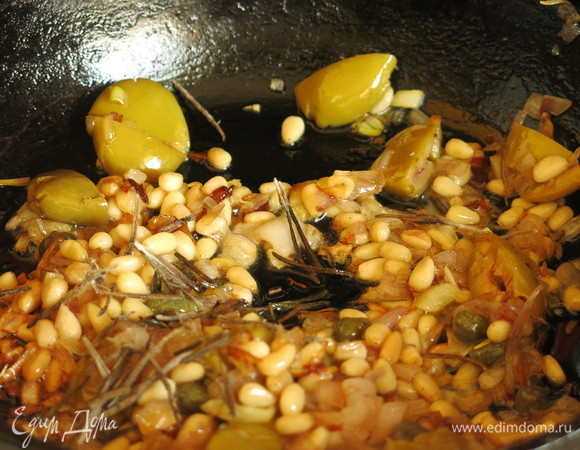 Листики розмарина.