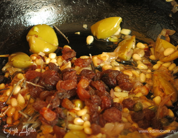 Изюм, карри. Все обжариваем.