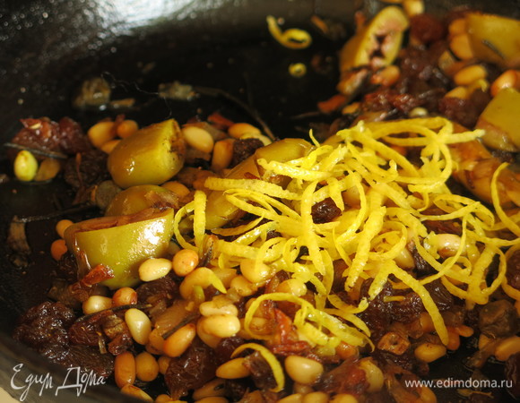 Снимаем цедру лимона и добавляем к зажарке.