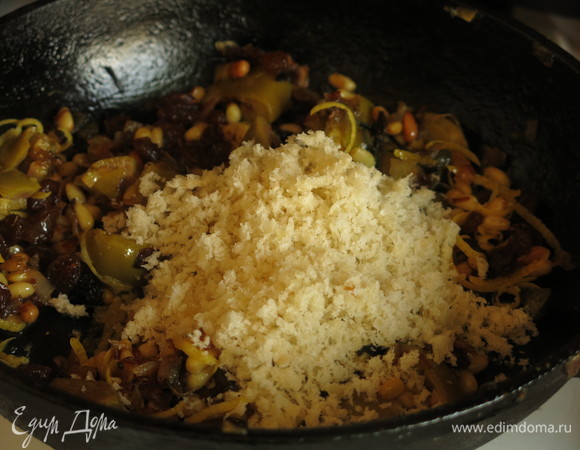 Кладем 2–3 ложки сухарей в начинку к цедре и прогреваем на маленьком огне.