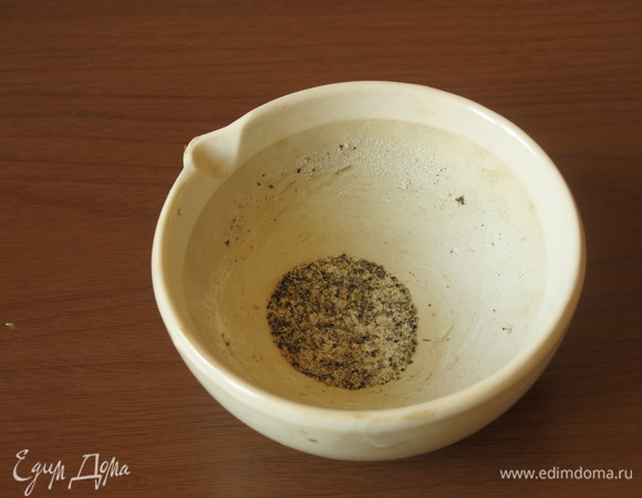 Измельчаем в ступке перец с солью.