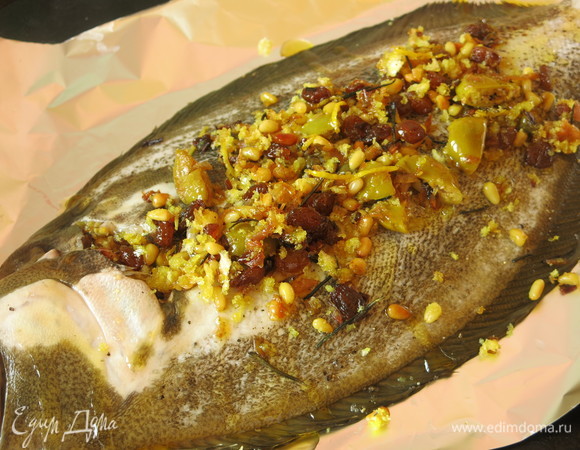 Сбрызгиваем рыбу оставшимся оливковым маслом и лимонным соком.