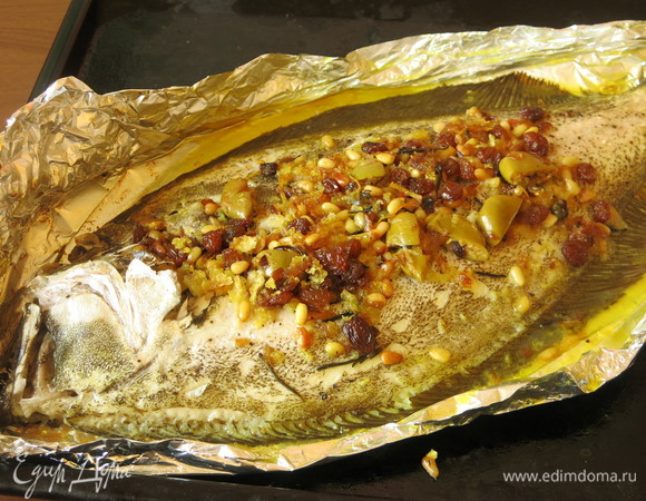 Рыба получается в нежном соке желтоватом, пропитывается всеми ароматами. Подавала в фольге, чтобы рыба оставалась в соке.