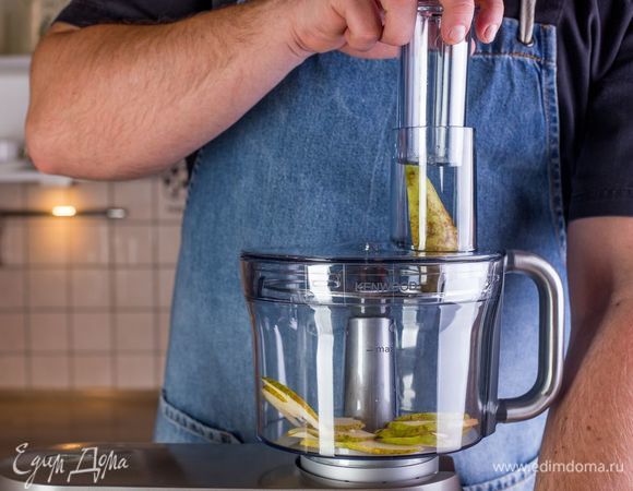 Помойте грушу, обсушите, удалите сердцевину. Нарежьте грушу с помощью насадки кухонный комбайн.