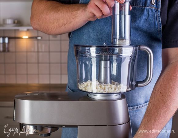 Отдельно измельчите сыр моцарелла также с помощью насадки кухонный комбайн.
