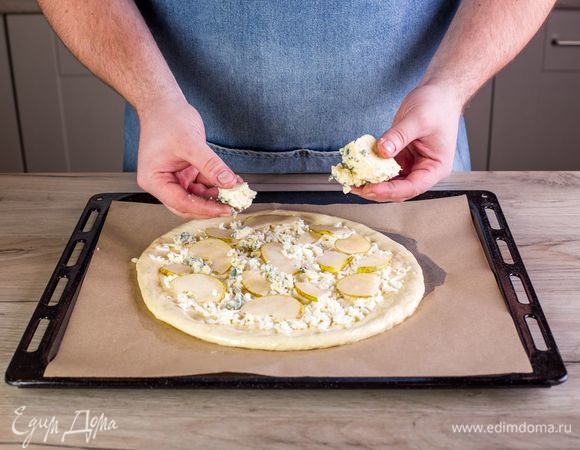 Горгонзолу поломайте руками, выложите сверху.