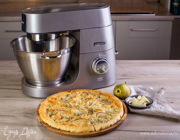 Выпекайте в духовке в течение 10–12 минут. Подавайте пиццу еще горячей, нарезанной на кусочки. Приятного аппетита!