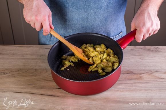 Разогрейте сковороду с оливковым маслом и обжарьте баклажаны на небольшом огне по 3–5 минут с двух сторон. Посолите и поперчите.
