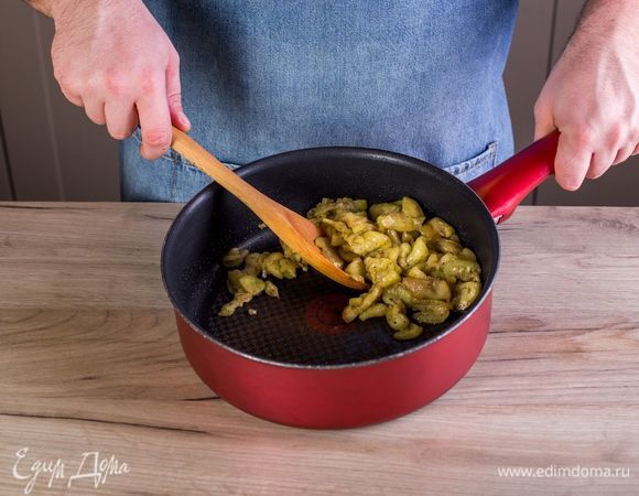 Разогрейте сковороду с оливковым маслом и обжарьте баклажаны на небольшом огне по 3–5 минут с двух сторон. Посолите и поперчите.