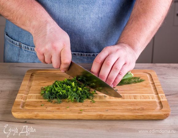 Измельчите зеленый лук и укроп.