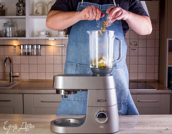 Установите на кухонную машину KENWOOD насадку-блендер. Положите в чашу блендера баклажаны, чеснок, дробленые орехи, сметану и лимонный сок. Взбивайте массу до однородности.