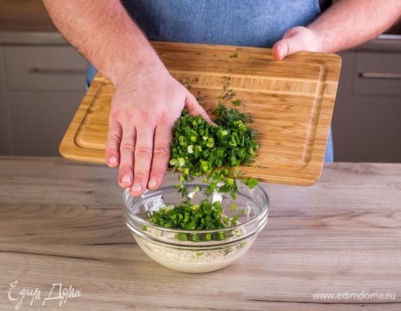 Измельченную зелень добавьте к паштету и перемешайте.