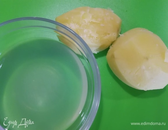 Картофель почистить и отварить до готовности, сохранив 150 мл воды, в которой он варился.