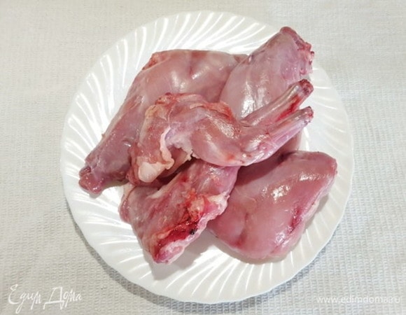Вместо тушки кролика я взяла лапки. Вымоем и обсушим мясо.