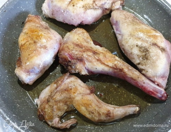 Разогреем оливковое масло и обжарим кролика до румяной корочки.