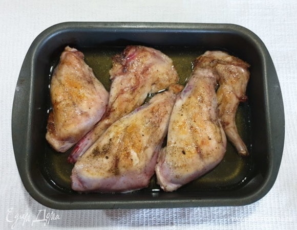 Переложим лапки в форму для запекания.