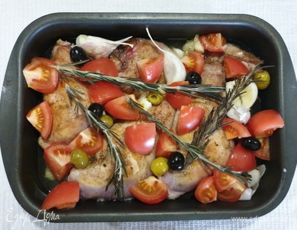 Вливаем к кролику вино и добавляем 4 веточки розмарина.