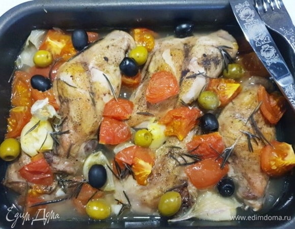 Накрываем форму фольгой и убираем в разогретую до 190°C духовку на 40 минут. Затем снимаем крышку и тушим еще 5–7 минут.