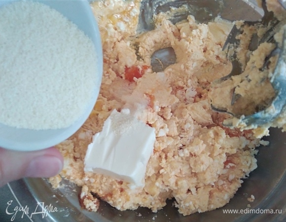 Добавить размягченное масло и манку, взбить еще раз.