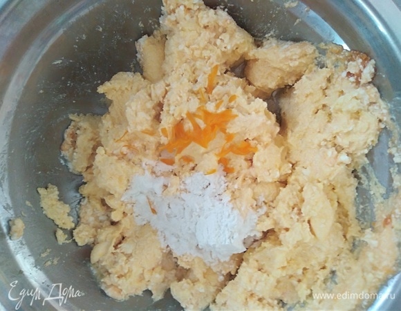 Всыпать ложку муки и цедру лимона (это мое добавление), перемешать ложкой.