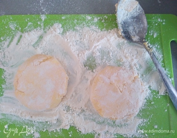 Посыпать доску мукой. Ложкой набрать творожную массу и сформировать сырники. Обвалять в муке с обеих сторон. Делаем все аккуратно — масса нежная.