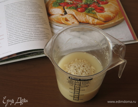 В теплой воде с сахаром растворяем дрожжи.