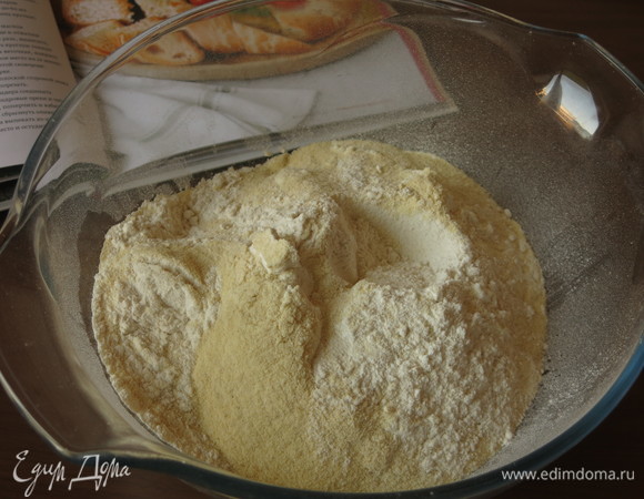 Смешиваем муку и семолину, мелкую морскую соль.