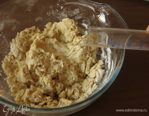 Наливаем 50–60 мл воды, у меня суховатая мука, ушло 70 мл. Тесто не должно быть крутым.