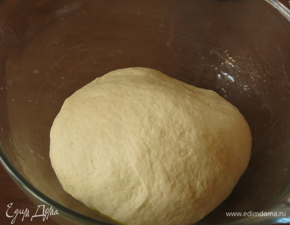 Кладем тесто в миску, смазанную маслом.