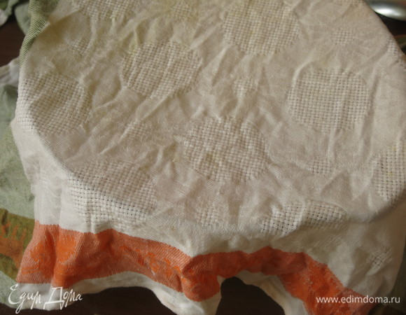 Накрываем мокрым полотенцем и даем отдохнуть.