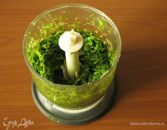 Измельчаем черемшу и петрушку. Базилик можно положить вместе со всеми компонентами, если песто из базилика.