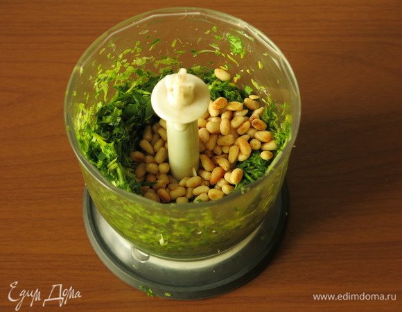 Кладем кедровые орехи.