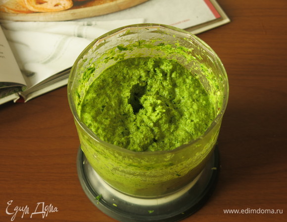 Песто взбиваем до кремообразного состояния. В базиликовый песто кладем зубчик чеснока без сердцевины.