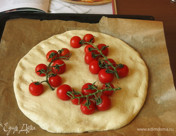 Раскладываем помидоры на веточках, накрываем полотенцем влажным и даем отдохнуть 10 минут.
