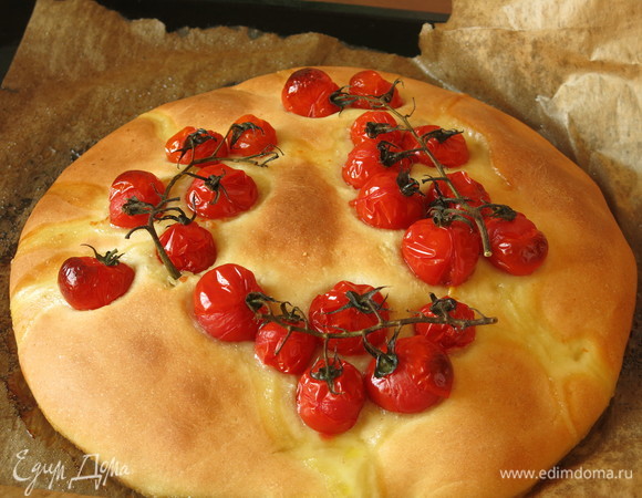 Фокачча готова. Я люблю румяную корочку, держала в духовке 25 минут, для более светлой оставьте на 20 минут.