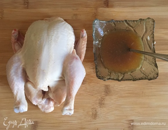 Духовку предварительно разогреть до 190°C. Соединить масло, мед и соевый соус, этой смесью натереть курицу изнутри и снаружи.