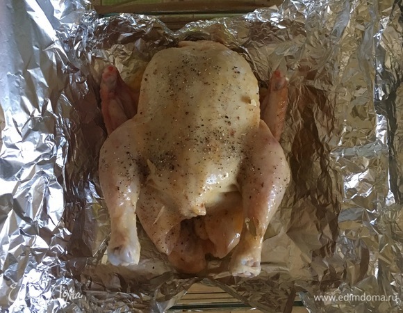 Курицу поместить в карман, сделанный из фольги, приправить оставшимися пряностями, прикрыть карман и выпекать в разогретой духовке около 1 часа.