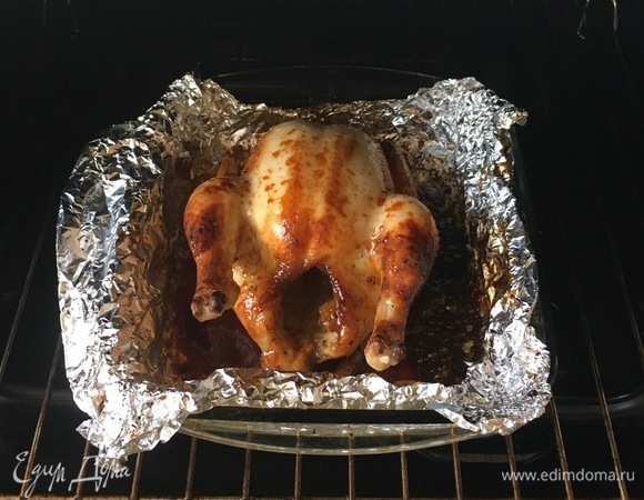 Достаем румяную ароматную курочку.