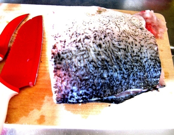 Тушку карпа предварительно помыть, почистить от костей и нарезать тонко пластинками.