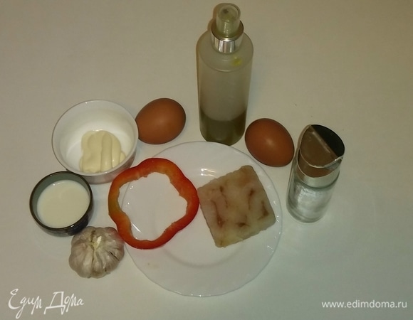Собираем все ингредиенты вместе. Рыбное филе у меня замороженное, поэтому перед использованием оно должно размораживаться около 30 минут. Чеснок очищаем от шелухи и приступаем к приготовлению.