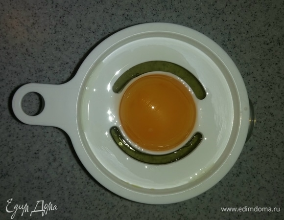Отделяем белки от желтков. Потребуются только желтки. Желтки размешиваем ложкой, так как они должны будут заполнить перец, но об этом позже.