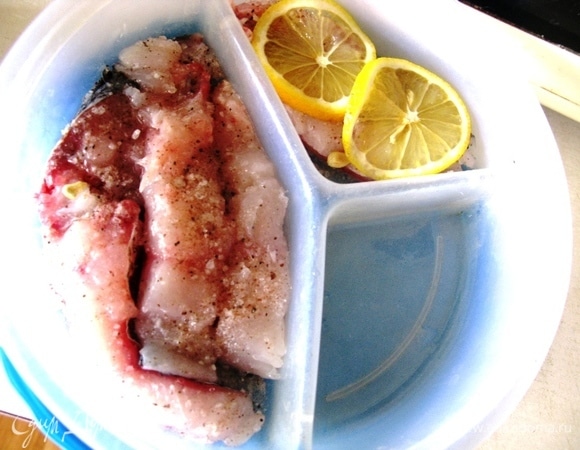 Рыбу выложить в форму слоями, залить лимонным соком.