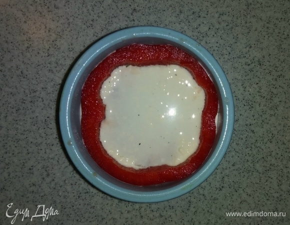 После этого на рыбное филе кладем кружок перца.