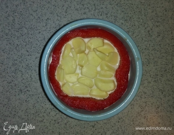 В кружок из перца кладем половинки чеснока.