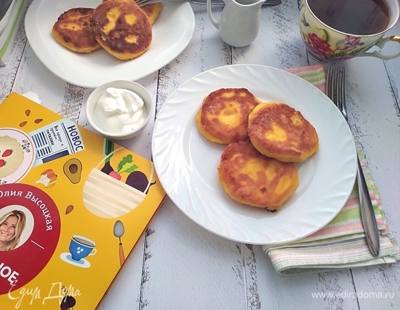 Подавать со сметаной. Еще вкусно будет с медом. Вкусный и такой яркий завтрак готов!