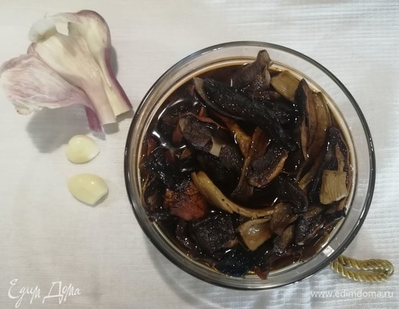 Сухие грибы (у меня подосиновики) замочить на 20 минут в горячей воде. Затем воду слить и сохранить, а грибы промыть. Чеснок почистить.