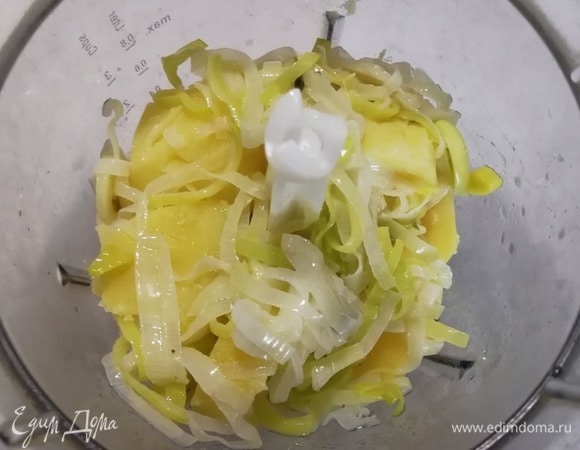 Половину порея взбить вместе с отварным картофелем в блендере, добавляя постепенно 100 мл воды, в которой варился картофель.